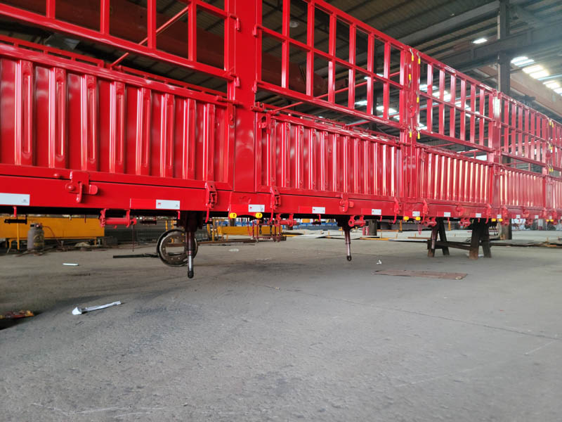 骨架式側(cè)翻半掛車(chē)