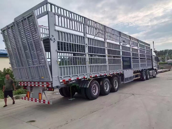 畜牧運(yùn)輸半掛車(chē)